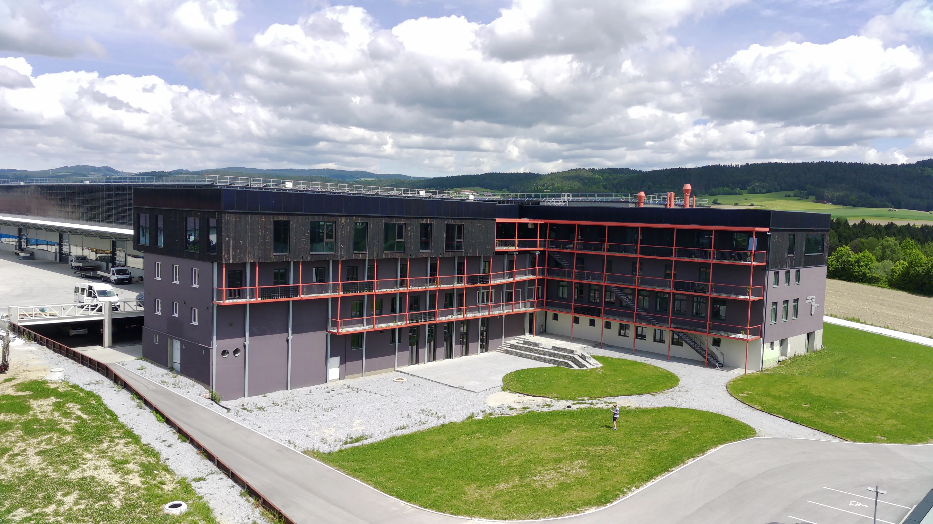 Luftaufnahme des GLUATNEST Freistadt – Firmenzentrale und Innovationsstandort von INNOVAMETALL